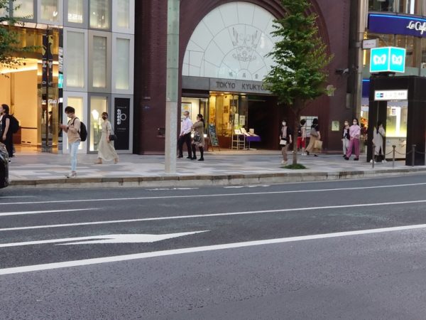 鳩居堂前縁石